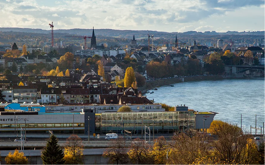 Blick über eine Stadt an einem Fluss im Herbst