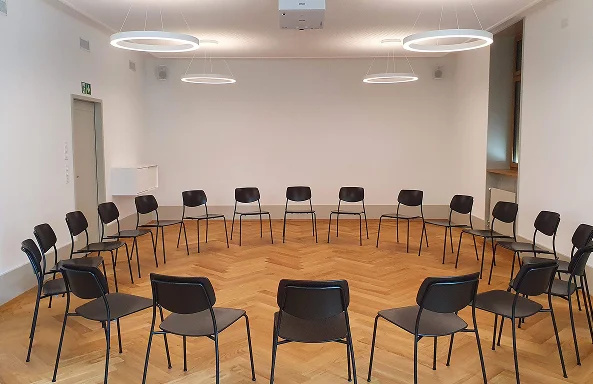 Seminarraum mit Stühlen im Kreis aufgestellt