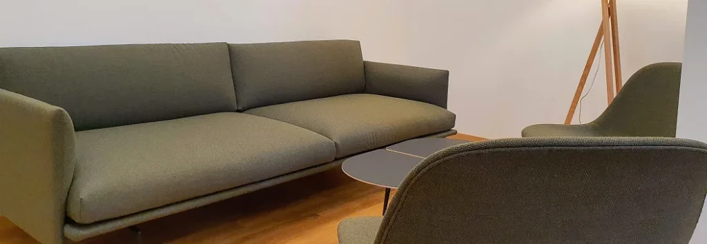 Grünes Sofa in einem Loungebereich