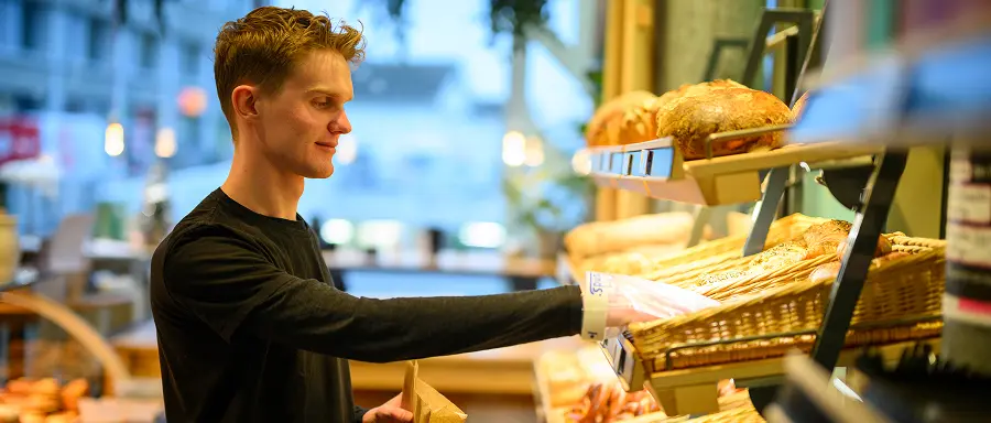 Gemütliches Ambiente einer Bäckerei mit warmem Licht
