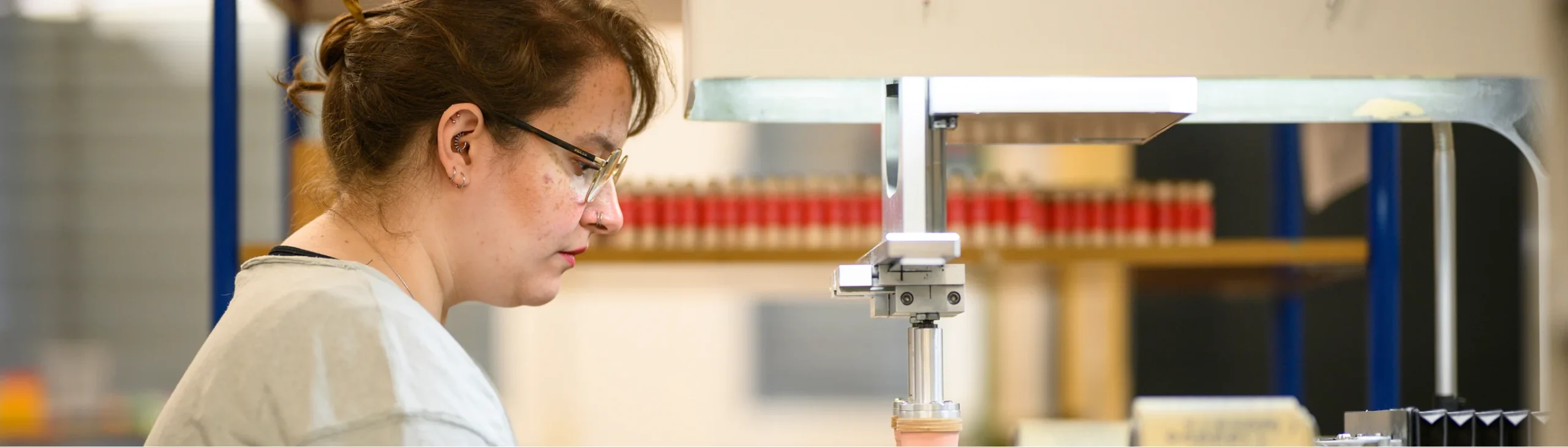 Handwerker bei der Arbeit mit farbigen Holzteilen in der Werkstatt