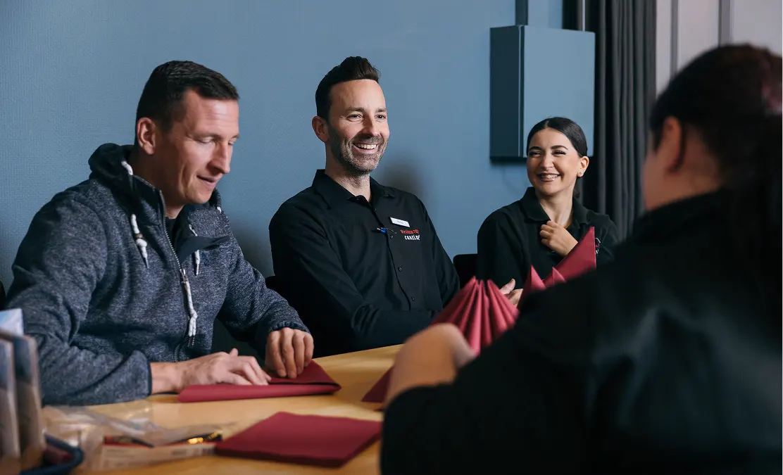 Team im Gespräch bei einem Meeting