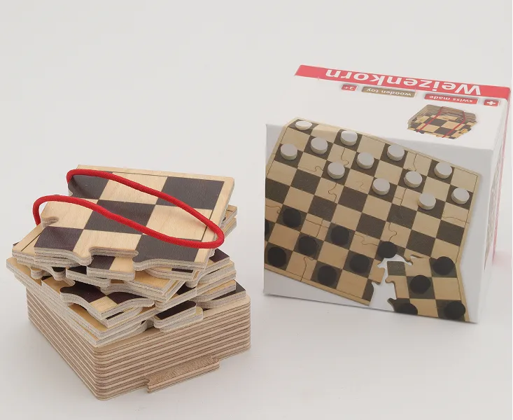 Holz-Brettspiel mit Würfeln und Spielsteinen