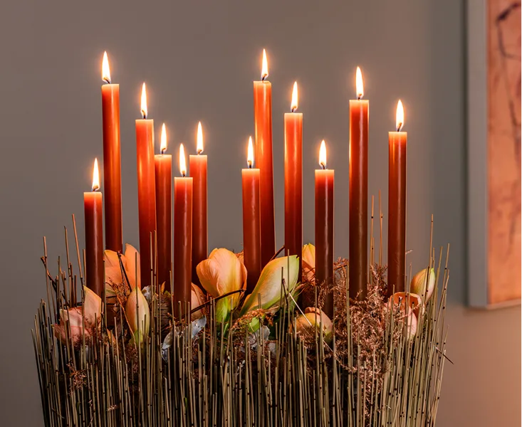Reihe brennender roter Kerzen