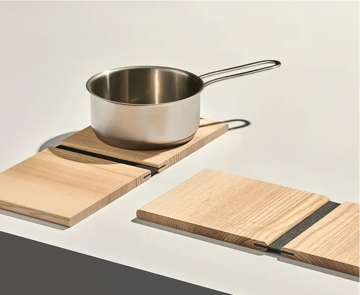 Metallpfanne auf einem Holzbrett
