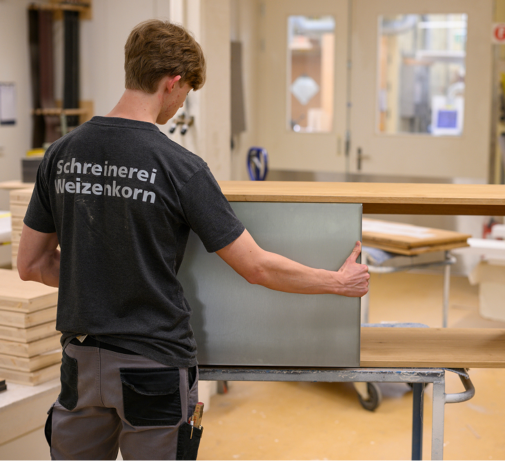 Mitarbeiter bei der Reinigung in der Werkstatt