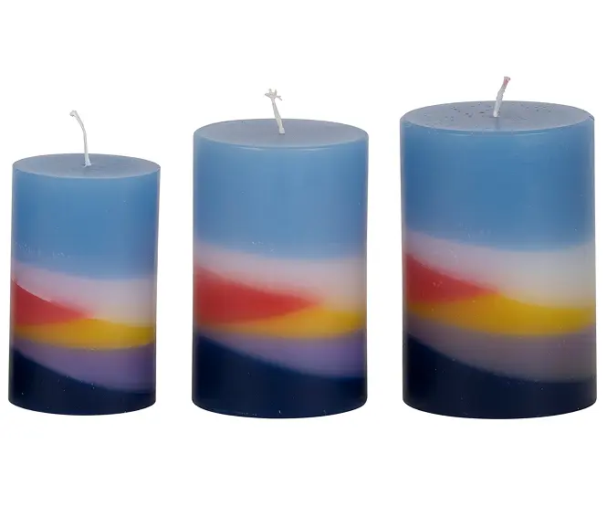 Drei Kerzen mit blau-rotem Farbverlauf