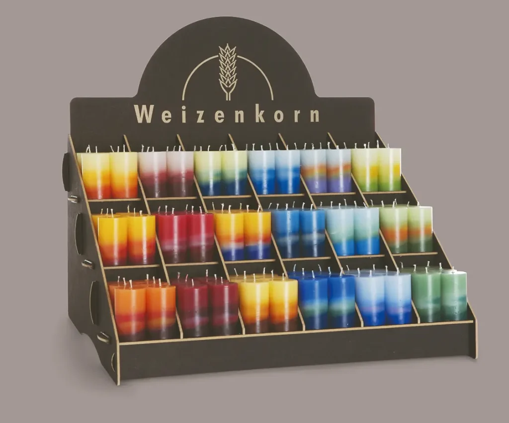 Regal mit bunten Kerzen im Verkaufsraum