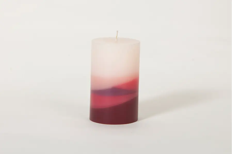 Kerze mit rot-rosa Farbverlauf