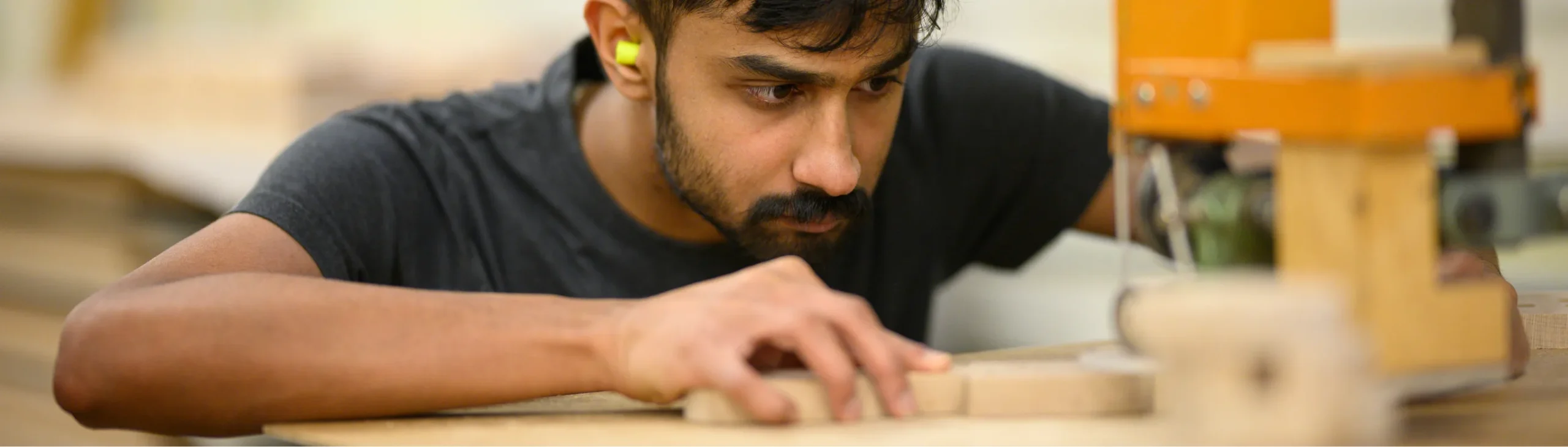 Handwerker arbeitet mit den Händen an einem Holzstück