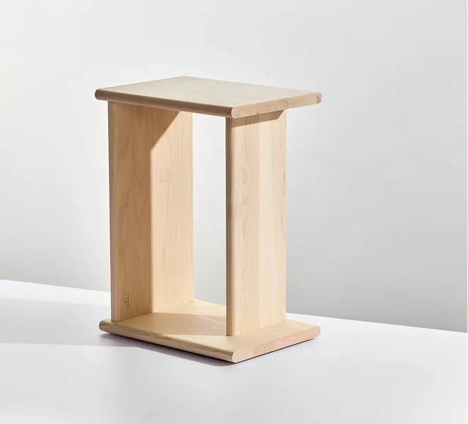 Beistelltisch aus hellem Holz mit geometrischem Gestell
