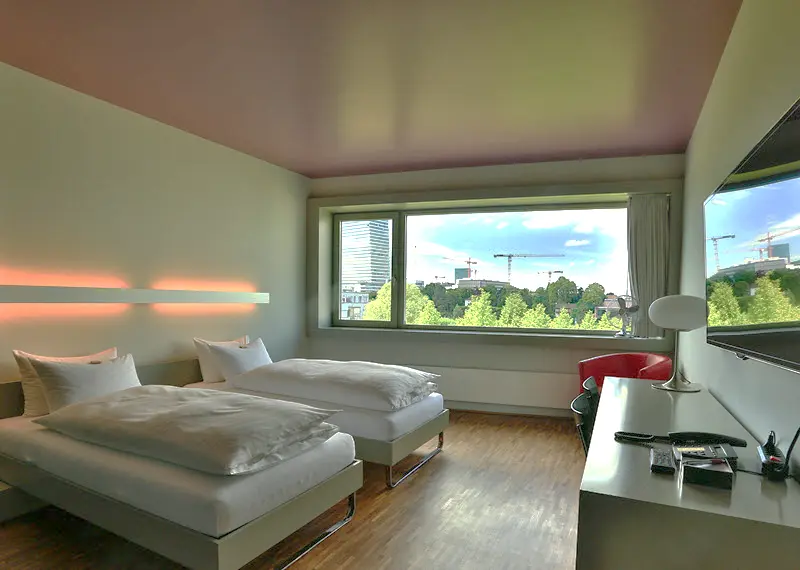 Gepflegtes Zimmer mit Bett und Fensterblick, betreut durch die Hauswirtschaft von Weizenkorn