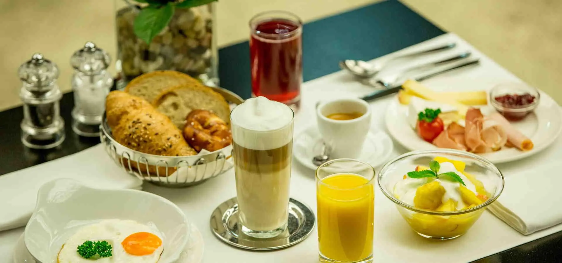 Getränke und Desserts dekorativ angerichtet in der Küche von Weizenkorn