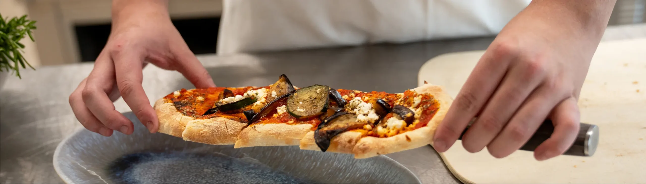 Nahaufnahme eines Pizzastücks mit Gemüsebelag