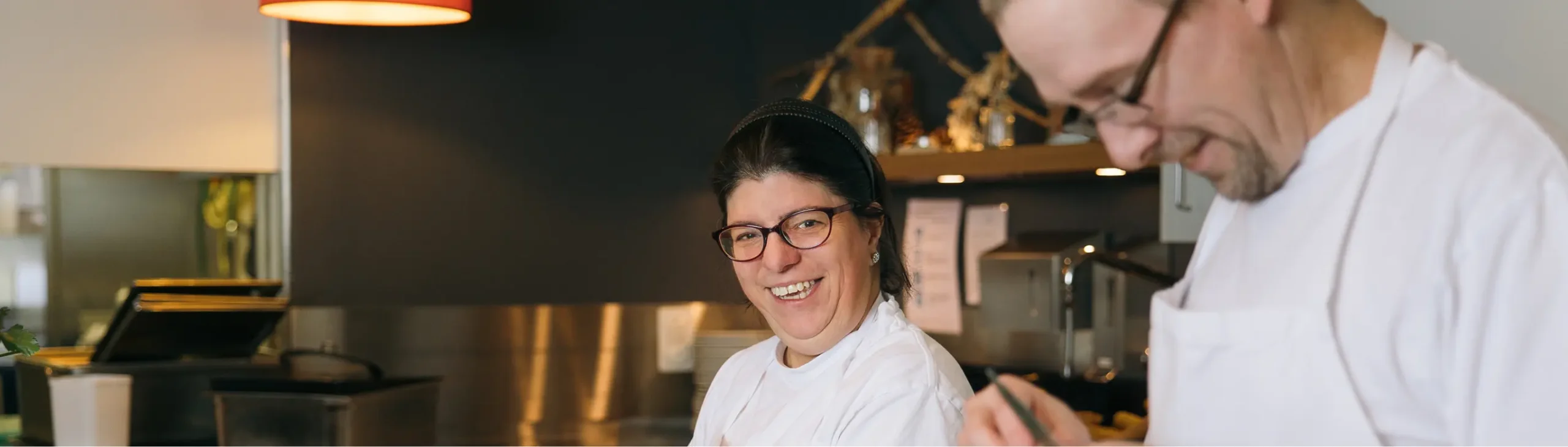 Lächelnde Mitarbeiterin in der Küche